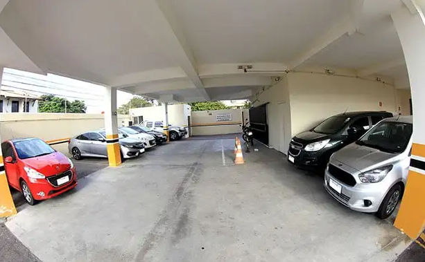 Estacionamento coberto do hotel