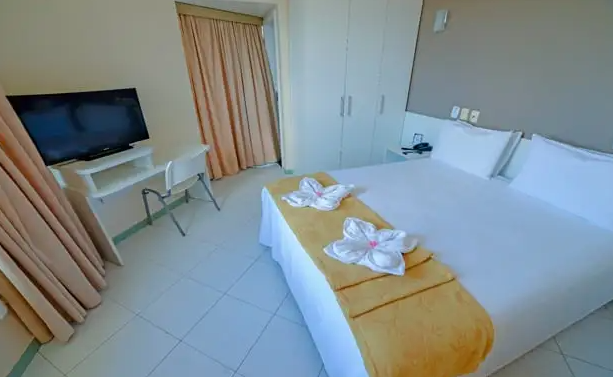 Apartamento de casal com mesa de trabalho