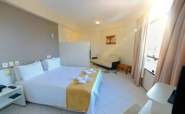 Suíte com cama de casal e sofá