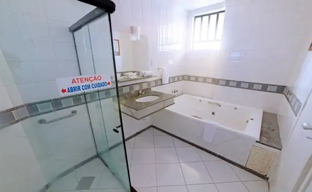 Banheiro amplo com banheira de hidromassagem