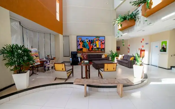 Lobby amplo com áreas de estar