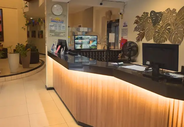 Balcão da recepção do Sandrin Praia Hotel