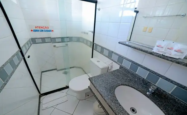 Banheiro de apartamento com box de vidro