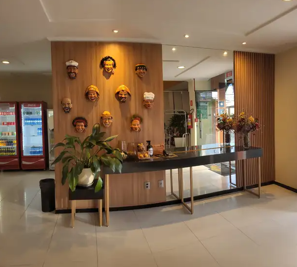 Área de recepção e lounge decorada
