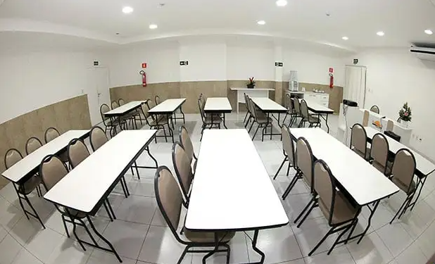 Sala de eventos com mesas para reuniões