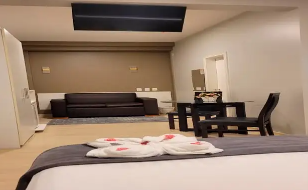Acomodação ampla com quarto e sala integrados