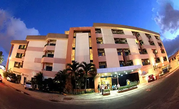 Fachada do hotel iluminada à noite