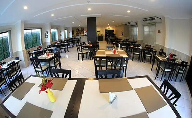 Salão de café da manhã com mesas