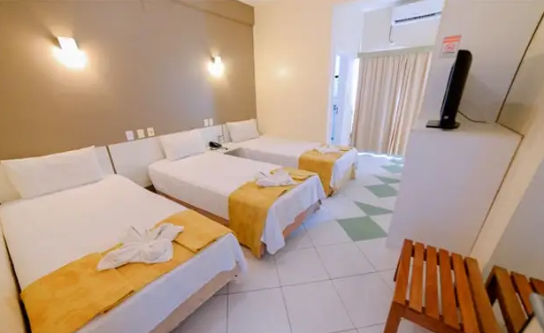 Apartamento com três camas e acesso à varanda