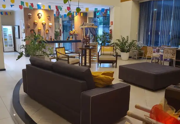 Lounge com sofás e poltronas