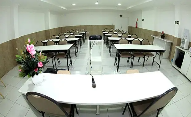 Espaço de eventos com projetor e microfone
