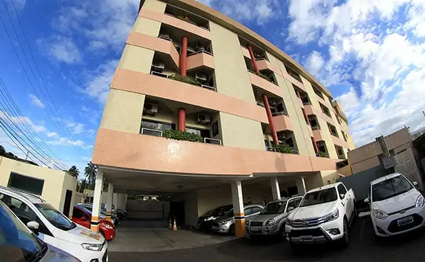 Vista lateral do hotel e estacionamento